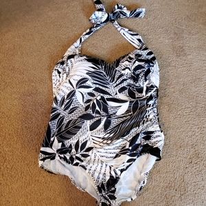 Size 22w black white swimsuit